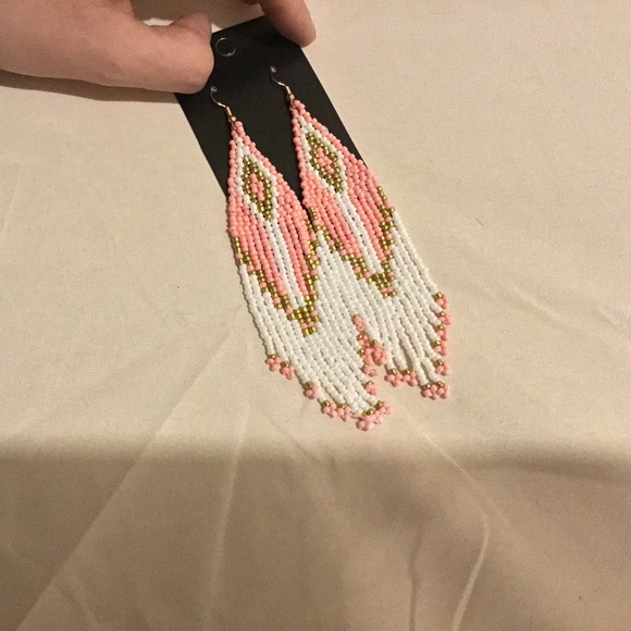 Indigenous style beaded earrings - Picture 2 of 4